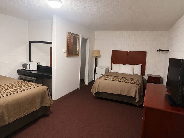 More Photos Of 101 Centre St, Assiniboia Hotel For Sale