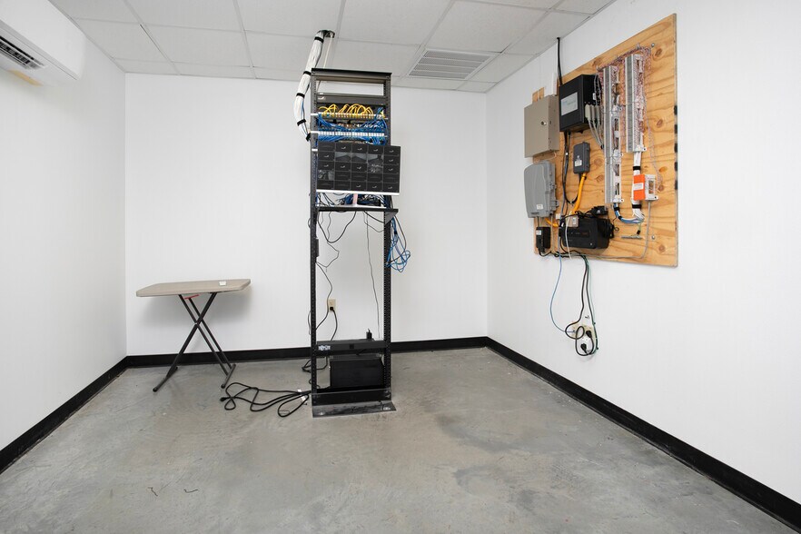 More Photos Of 4285 Hwy 31 W, Tyler Showroom For Lease
