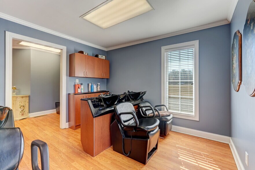 More Photos Of 1418 Freeway Dr, Reidsville Freestanding For Sale