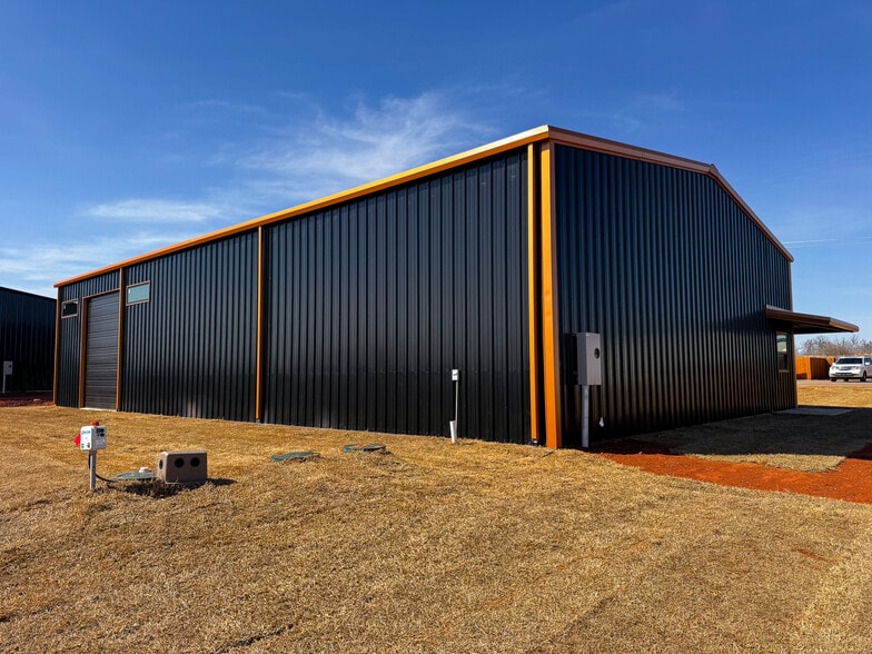 More Photos Of 551 Koloa Ave, Edmond Warehouse For Sale