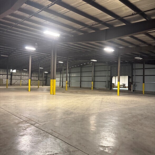 More Photos Of 2316 W Everett St, Appleton Warehouse For Lease