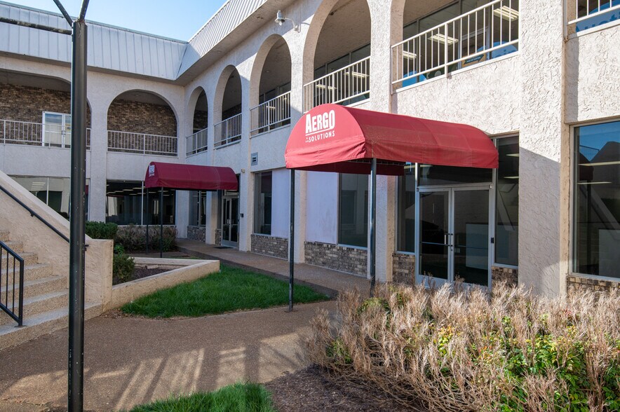 More Photos Of 500 W Main St, Hendersonville Freestanding For Lease