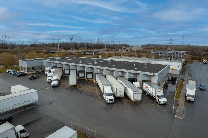 More Photos Of 13150 Boul Métropolitain E, Montréal Distribution For Sale