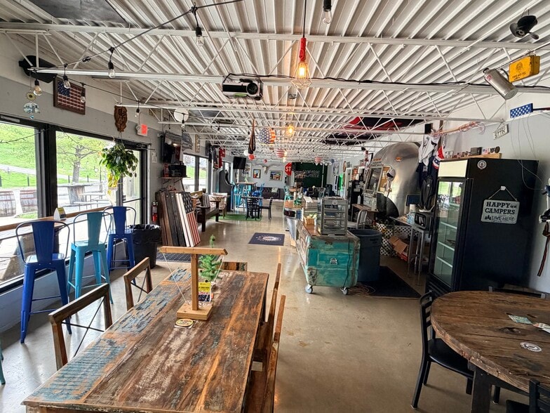 More Photos Of 614 N Spring St, Clarksville Warehouse For Lease