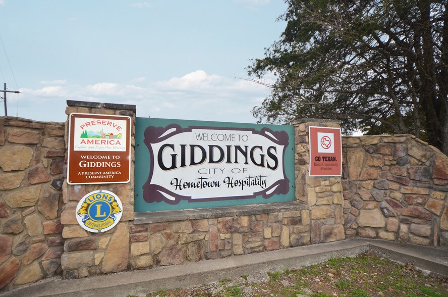 More Photos Of 1105 Westwood Ln, Giddings Apartments For Sale