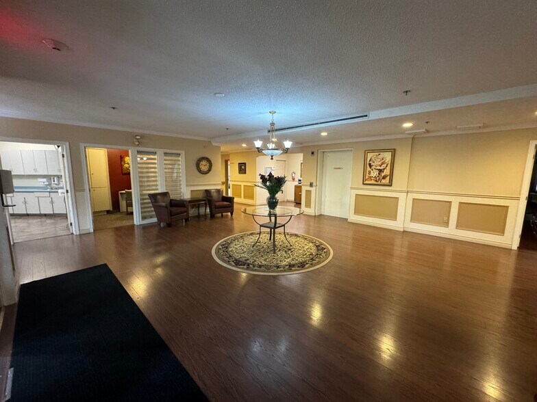 More Photos Of 725 Gibralter St, Norfolk Flex For Sale