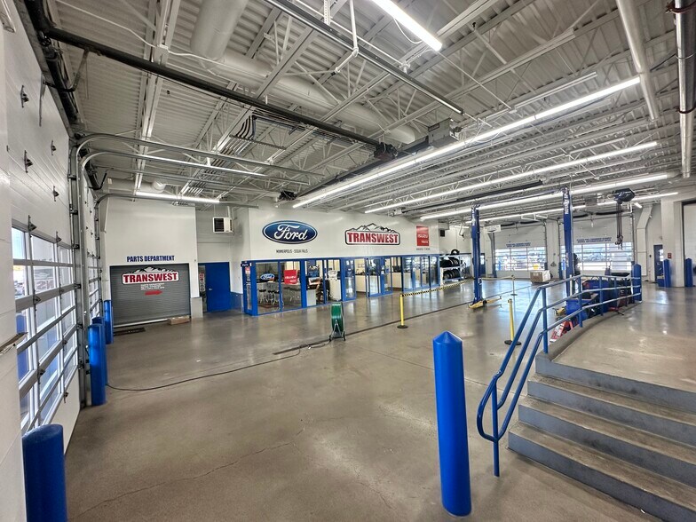 More Photos Of 2425 Broadway St NE, Minneapolis Auto Dealership For Sale
