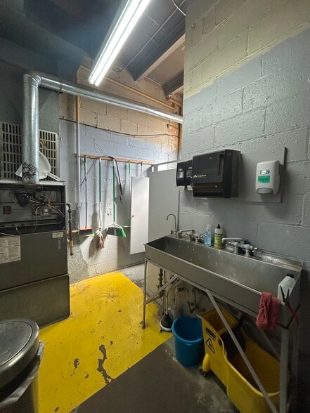 More Photos Of 6020 Dahlin Drive, Skokie Industrial For Sale