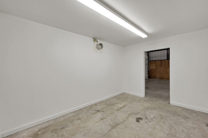 More Photos Of 32219 Tamina Rd, Magnolia Distribution For Lease