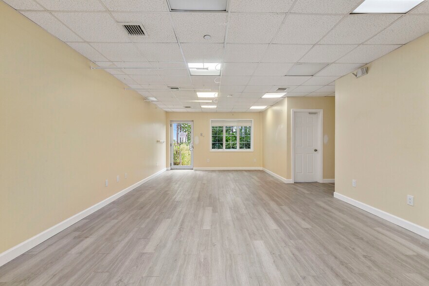 More Photos Of 2717 Crescent St, Astoria Medical For Lease