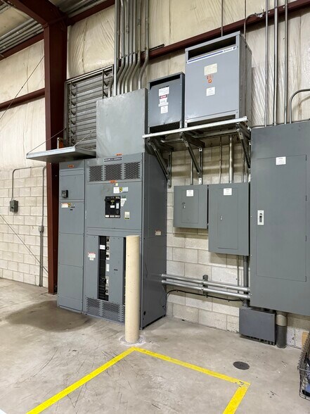 More Photos Of 1600 Commerce Rd, Holland Light Manufacturing For Sale