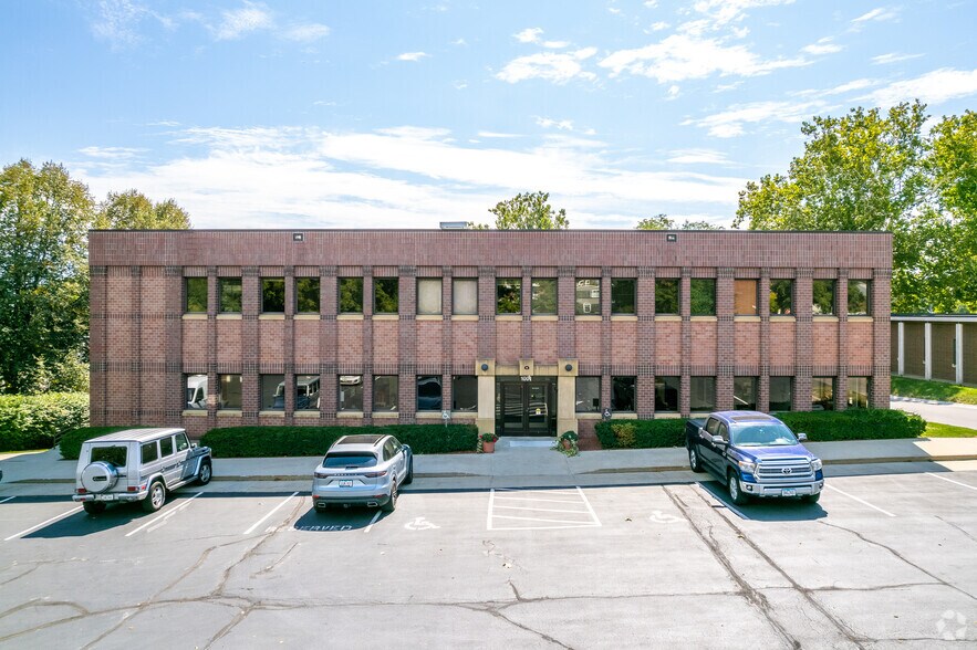 More Photos Of 1001 Grand Ave, West Des Moines Office For Lease