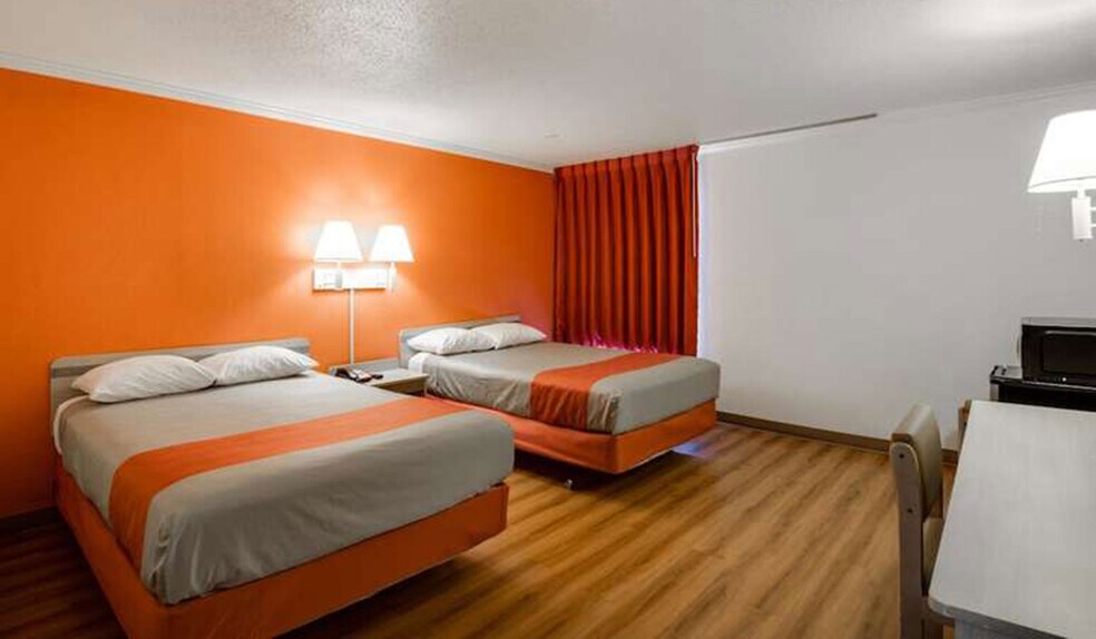 More Photos Of 31 N Green Bay Rd, Waukegan Hotel For Sale