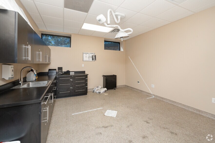 More Photos Of 700-710 Hospital Dr, Crestview Medical For Lease