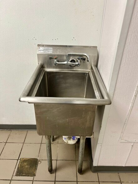 More Photos Of 688 Washington St, Middletown Freestanding For Lease