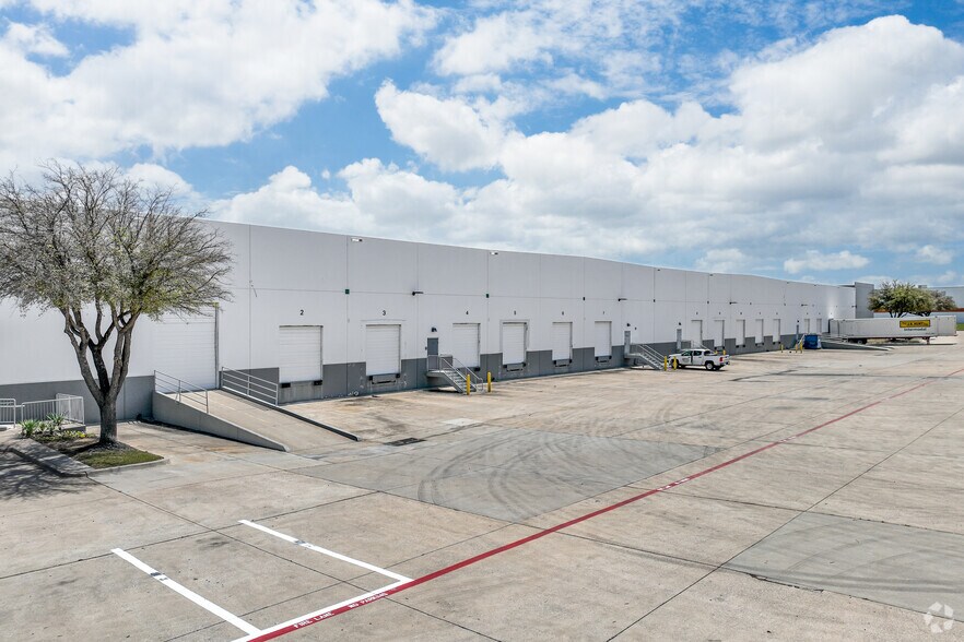 More Photos Of 2750 113th St, Grand Prairie Distribution For Lease