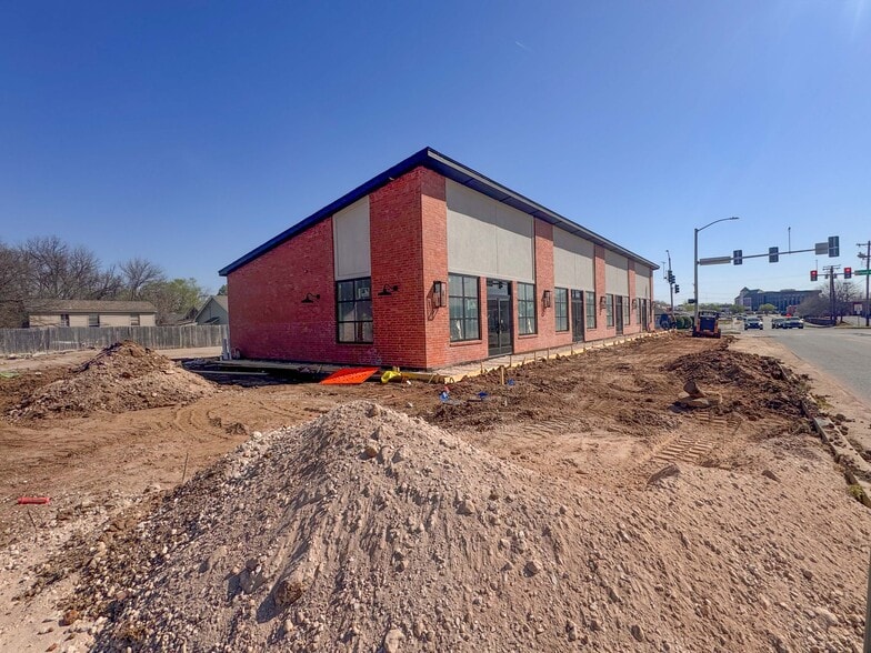 More Photos Of 607 W Gray St, Norman General Retail For Lease