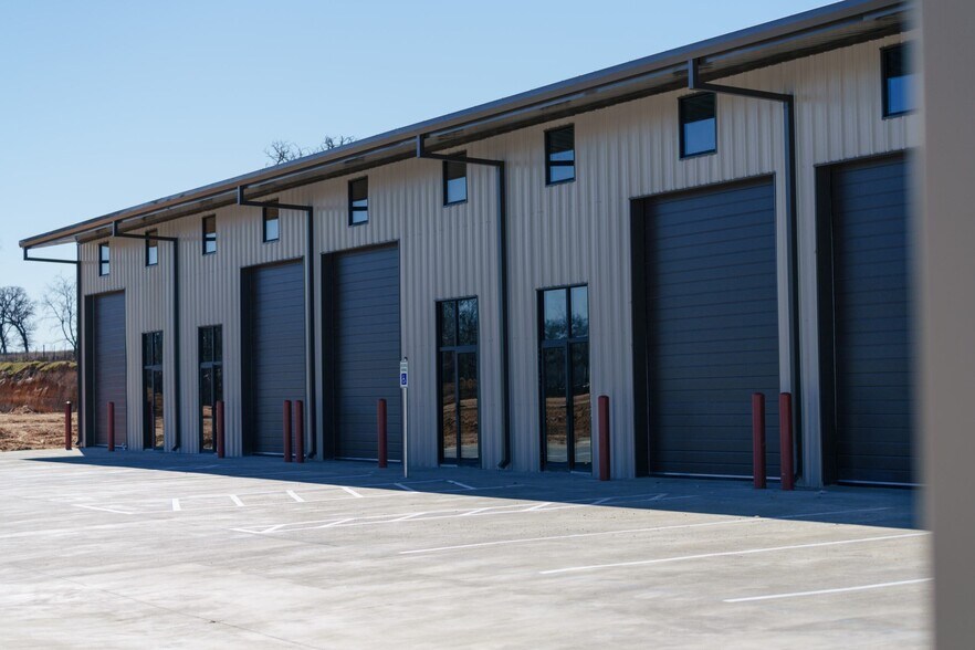 More Photos Of 108 E Pointe Dr, Weatherford Showroom For Lease