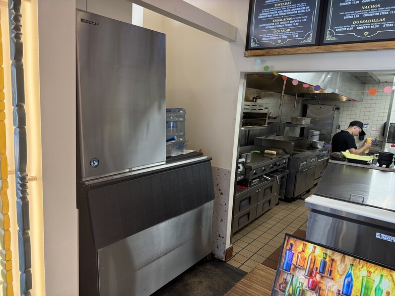 More Photos Of 40 El Camino, Fresno Storefront For Lease
