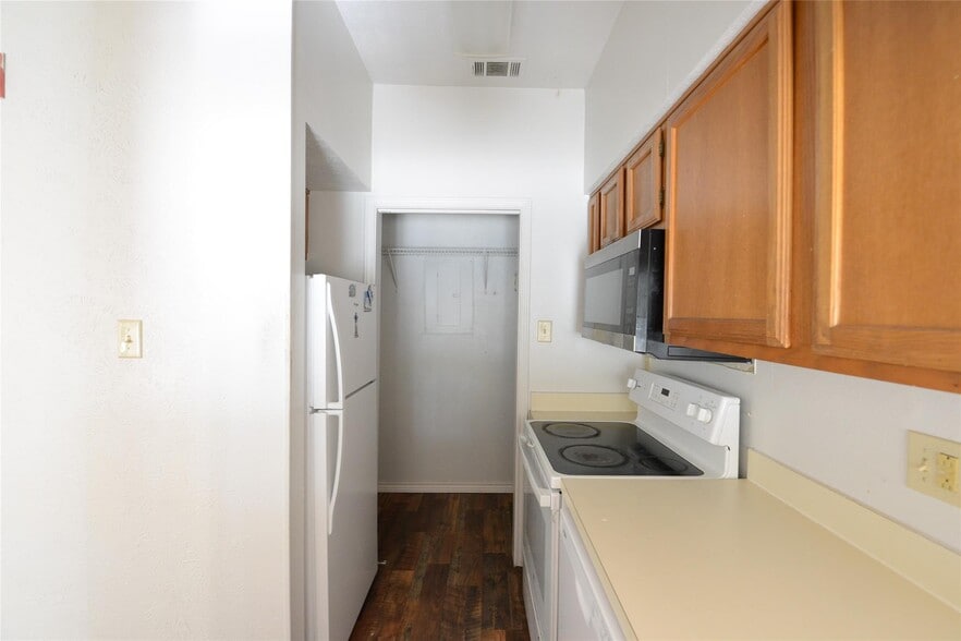 More Photos Of 501 Arbor Creek Dr, Euless Apartments For Sale