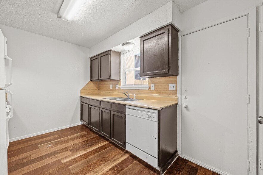 More Photos Of 6913 Wentworth Dr, Austin Multifamily For Sale