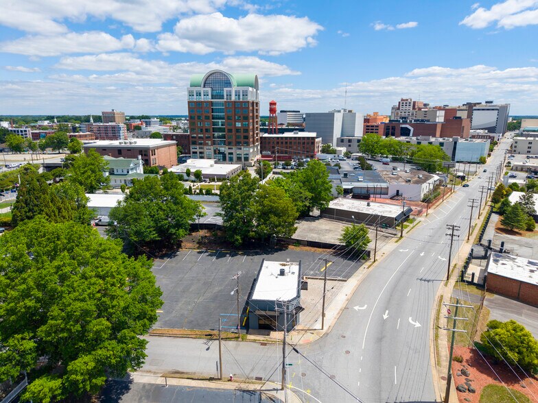 More Photos Of 131 Oak St, High Point Freestanding For Lease