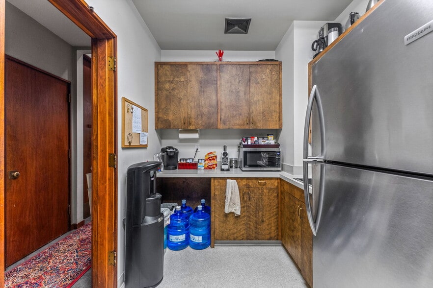 More Photos Of 387 Court St NE, Salem Office For Sale