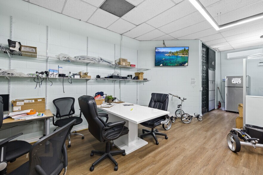 More Photos Of 148 W 32nd St, Los Angeles Warehouse For Lease