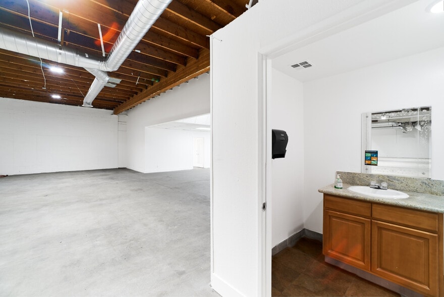 More Photos Of 15013-15019 Califa St, Van Nuys Manufacturing For Lease