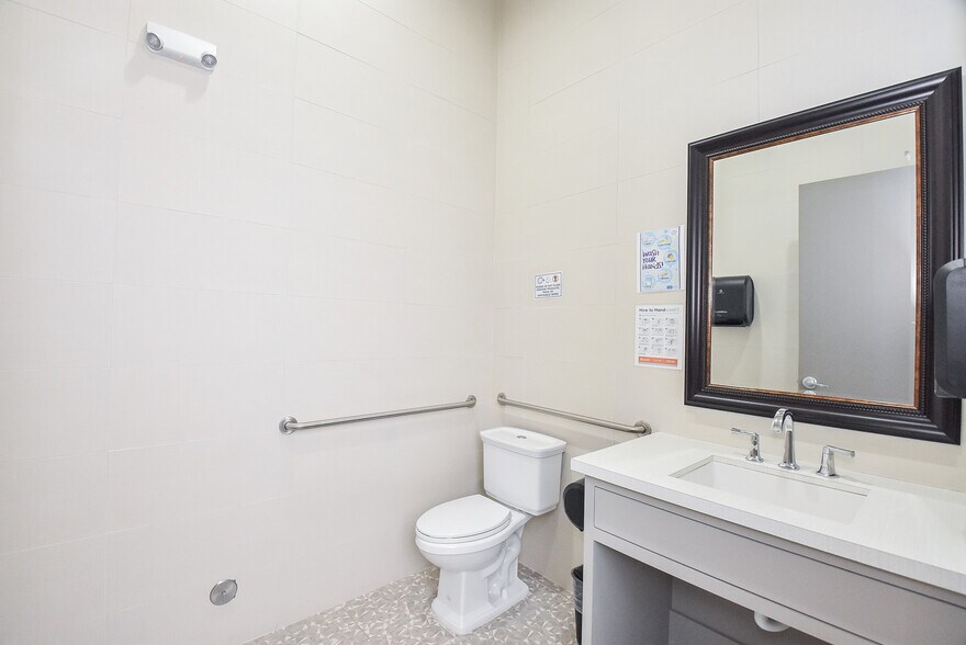 More Photos Of 8703 Meadowcroft Dr, Houston Medical For Sale