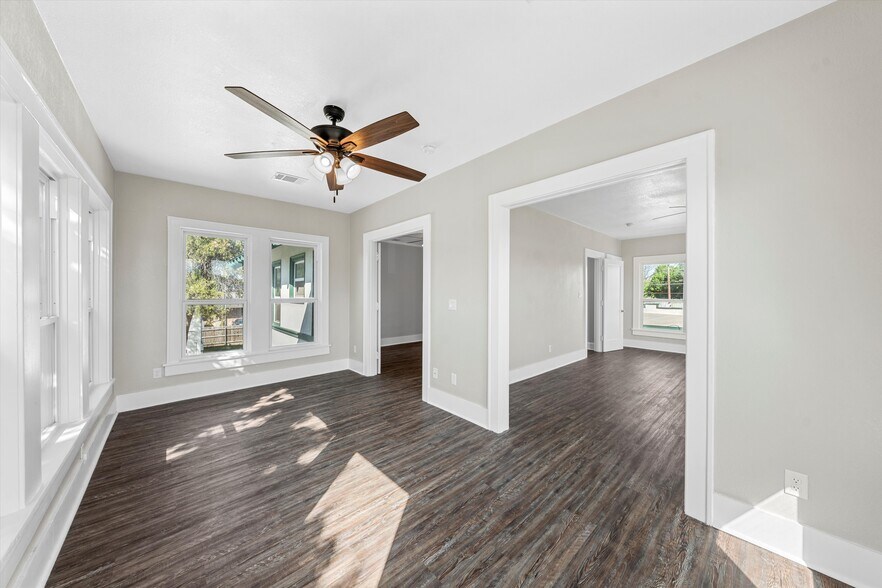 More Photos Of 1314 N 15th St, Waco General Retail For Sale