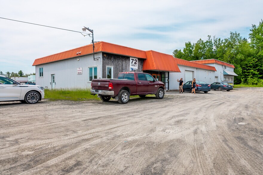 More Photos Of 70-72 Rue Principale, St-François-Xavier-de-Brompton Distribution For Lease