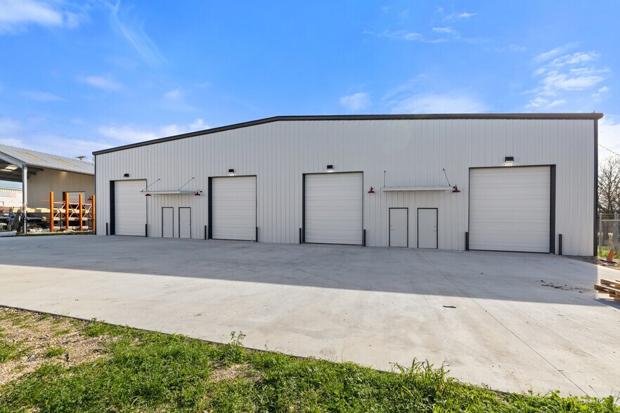 More Photos Of 202 W 1st St, Taylor Flex For Lease