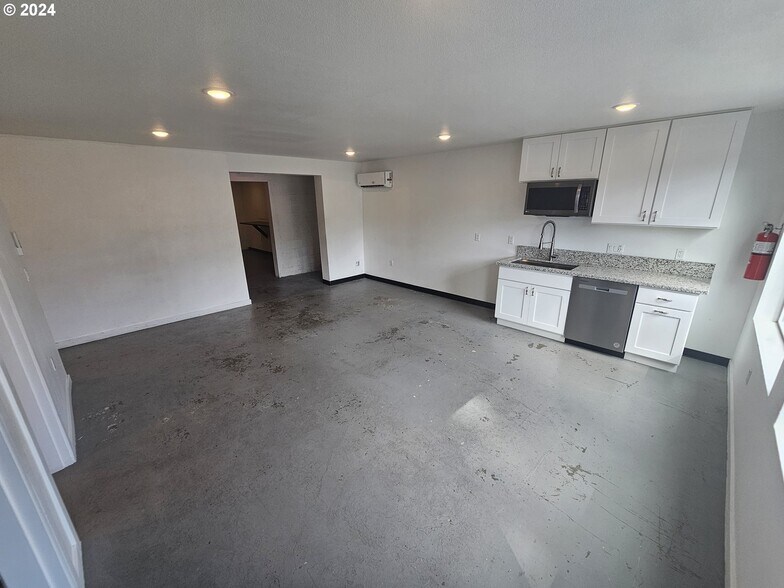 More Photos Of 5833 NE Portland Hwy, Portland Flex For Sale