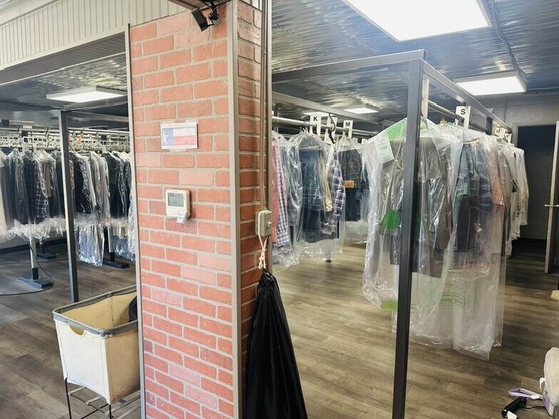 More Photos Of 210 Broadway St, Joshua Storefront Retail Office For Sale