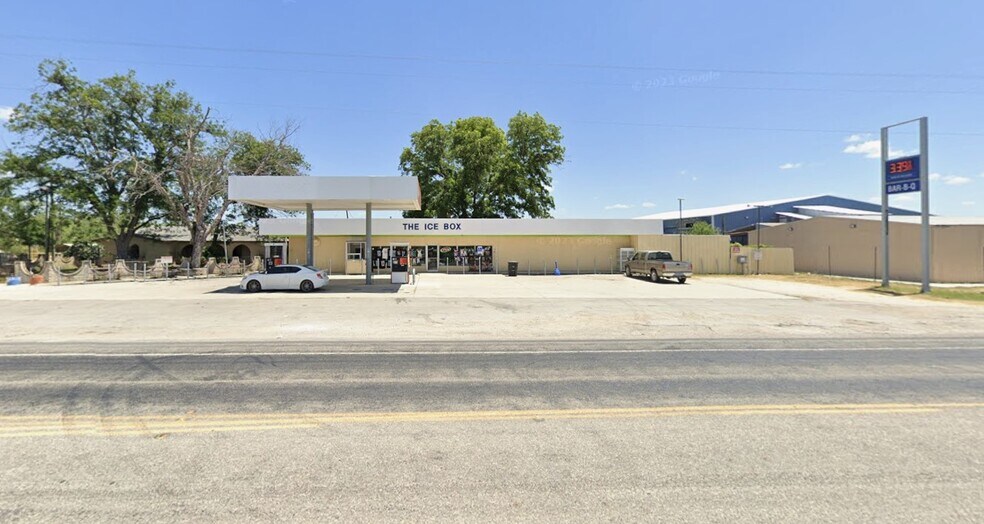 Primary Photo Of 829 US-57, La Pryor Service Station For Sale