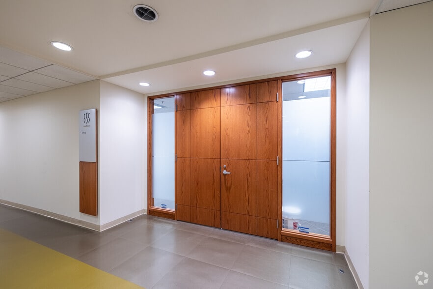 More Photos Of 555 Rue Chabanel O, Montréal Office For Sale