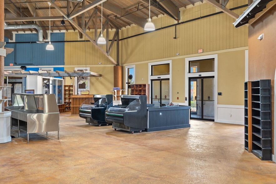 More Photos Of 17650 San Carlos Blvd, Fort Myers Supermarket For Sale