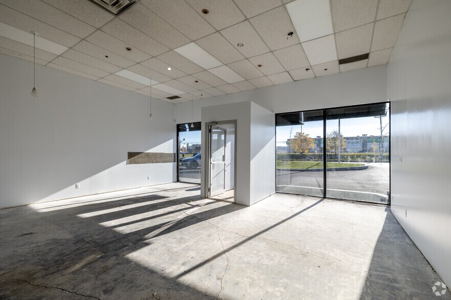 More Photos Of 3405-3479 Boul de la Côte-Vertu, Montréal Storefront For Lease