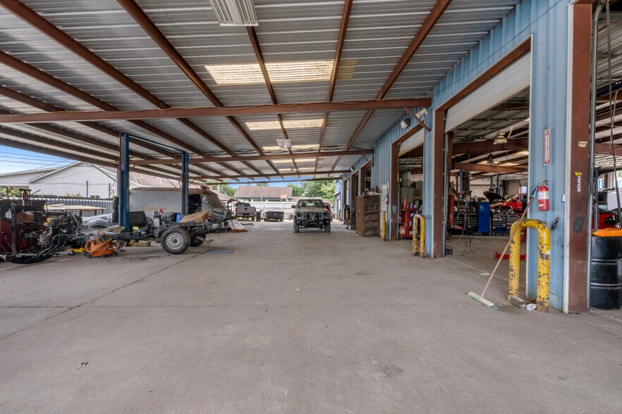 More Photos Of 658 Aldine Mail Route Rd, Houston Auto Repair For Sale