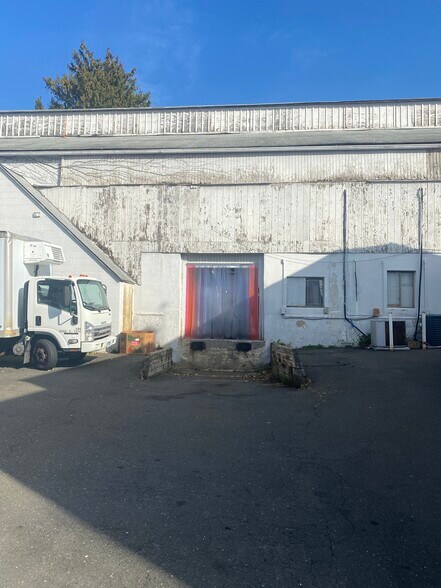 More Photos Of 28 Henry St, Greenwich Warehouse For Lease