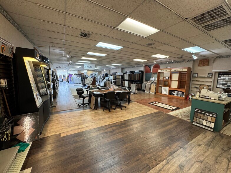 More Photos Of 1900 Crockett Rd, Palestine Storefront For Sale