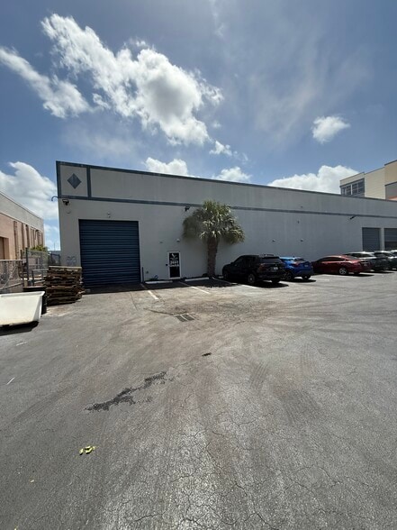 Primary Photo Of 2601 SW 31st Ave, Hallandale Beach Manufacturing For Lease