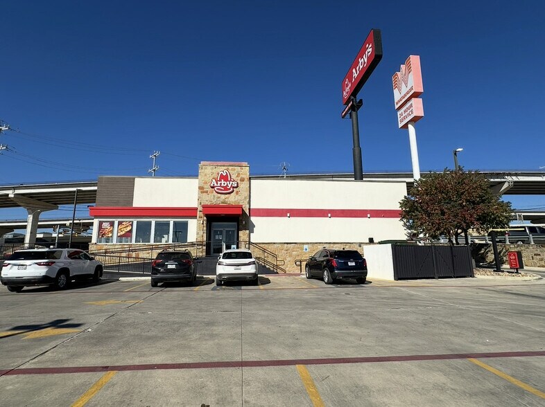 More Photos Of 12802 N Ih 35, Live Oak Fast Food For Lease
