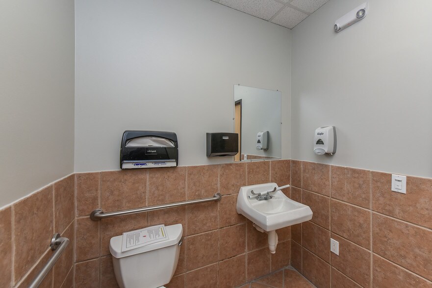 More Photos Of 5751 Blythewood St, Houston Unknown For Lease