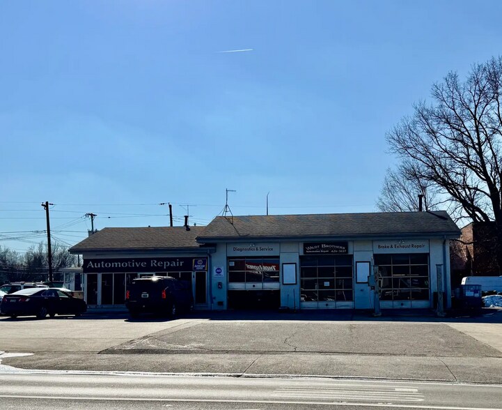 More Photos Of 600 Lyndon Ln, Louisville Service Station For Sale