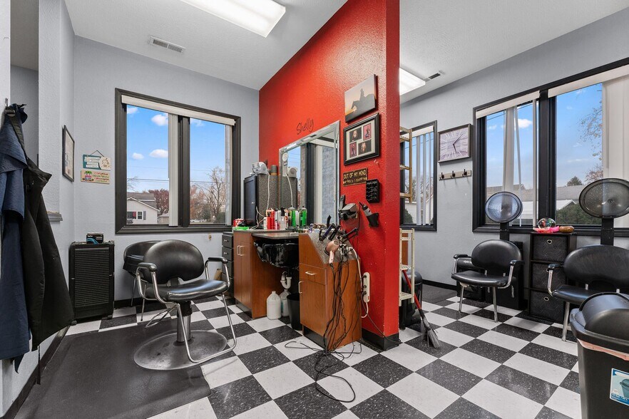 More Photos Of 208 N Main St, Nixa Freestanding For Sale