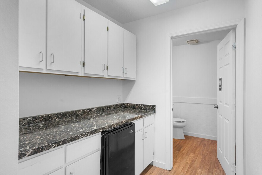 More Photos Of 999 N 1st St, Silverton Freestanding For Lease