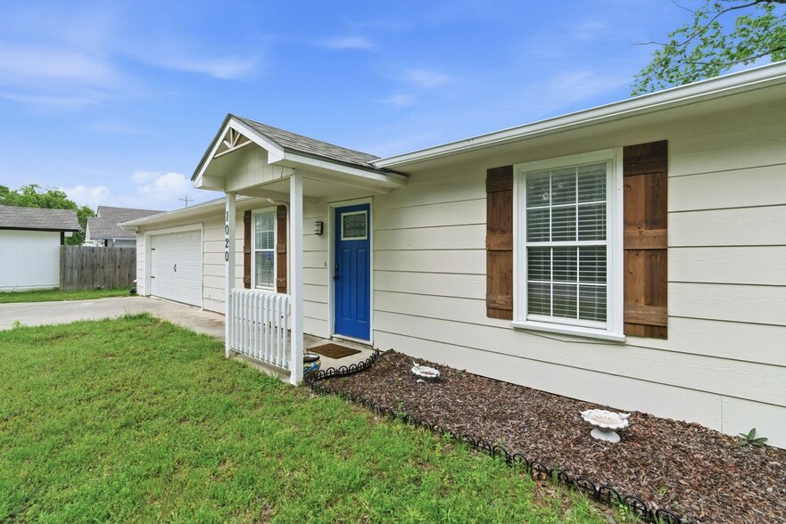 More Photos Of 1032 Greg St, Azle Specialty For Sale