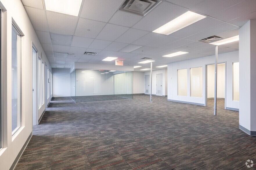 More Photos Of 4451-4479 Laval Aut W, Laval Showroom For Lease